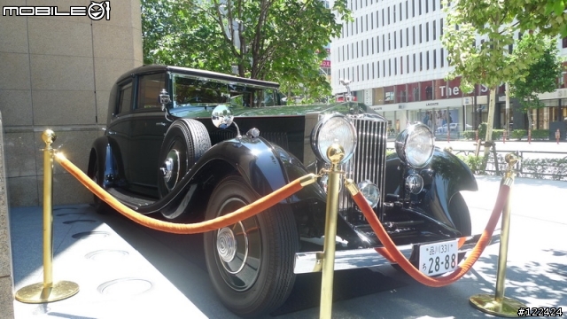這台1937年的老車，不知該放那，借我放這邊吧...