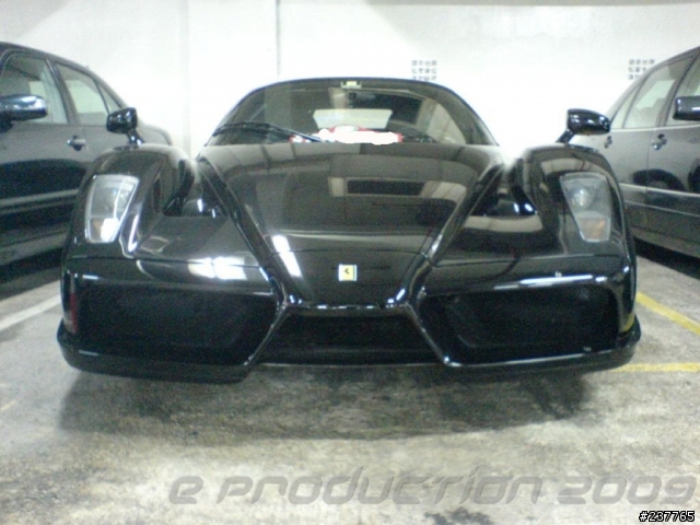 又是那車庫 -- 看見 黑色 ENZO