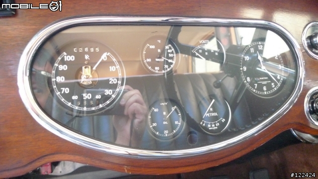 這台1937年的老車，不知該放那，借我放這邊吧...
