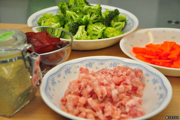 狗料理 -- [ 木耳絞肉拌飯 ]