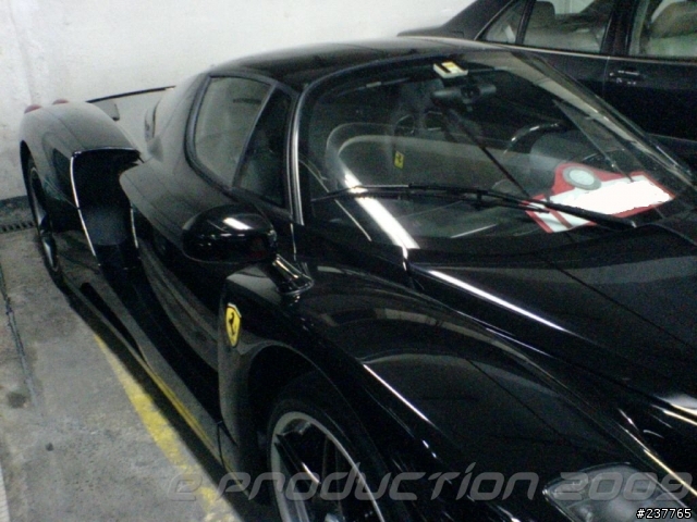 又是那車庫 -- 看見 黑色 ENZO
