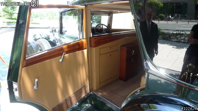 這台1937年的老車，不知該放那，借我放這邊吧...