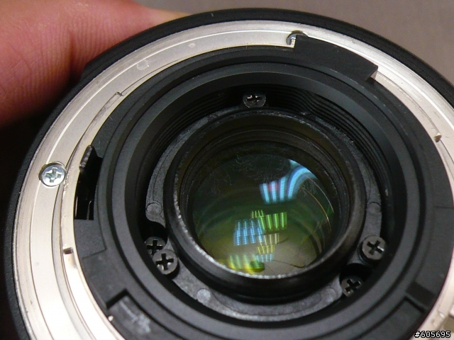 求救~~~我的鏡頭(TAMRON 18-250)在與相機的接頭處的鏡片中出現了不明的東西