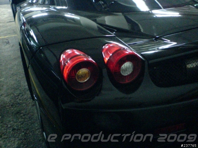 又是那車庫 -- 看見 黑色 ENZO