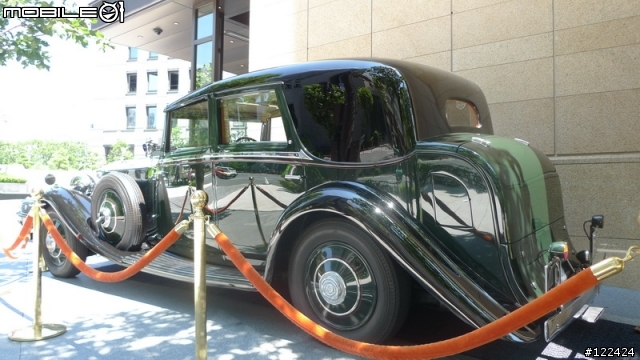 這台1937年的老車，不知該放那，借我放這邊吧...