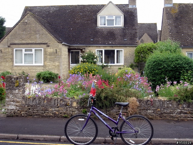 [分享]騎著單車陶醉在英國浪漫小鎮:Bourton-on-the-water