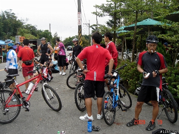 【照片】07/19星期日 汐萬上五指山下碧山巖