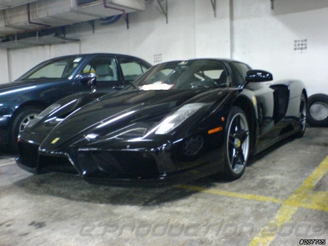 又是那車庫 -- 看見 黑色 ENZO