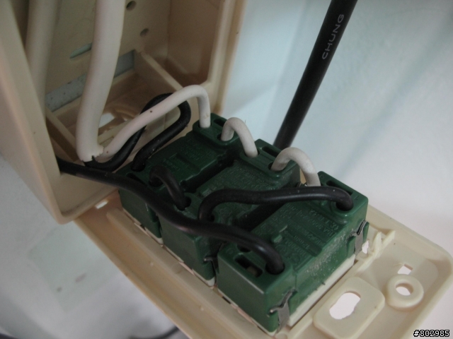 請問 水電達人~ 插座盒子改上移 幫我看 這樣的線路安全嗎?