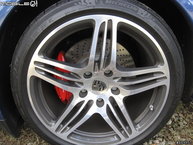分享上週六在南投鄉間用餐時看到的997 turbo