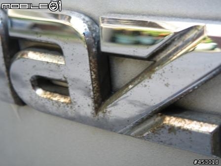 車後mazda字體疑似生鏽