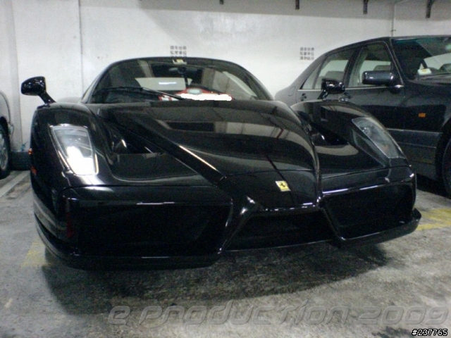 又是那車庫 -- 看見 黑色 ENZO