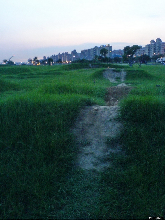 都沒人想幫忙挖土坡嗎?
