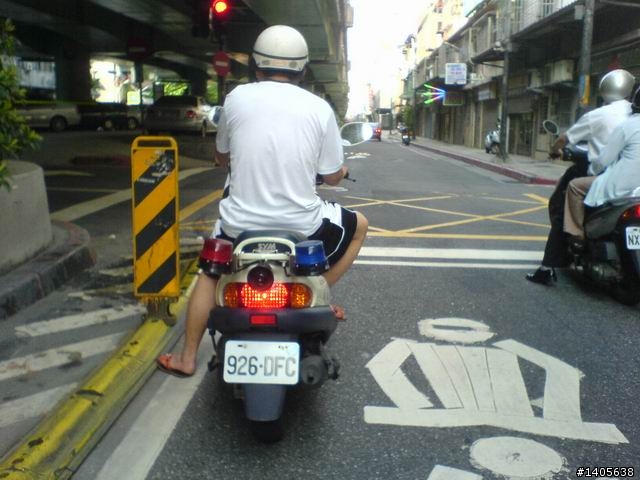 穿著便服 和 拖鞋也可以騎警車?