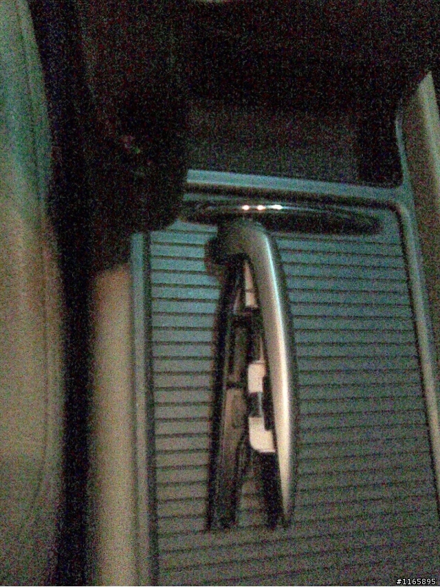 我把C8的手煞車拉把拉暴了...