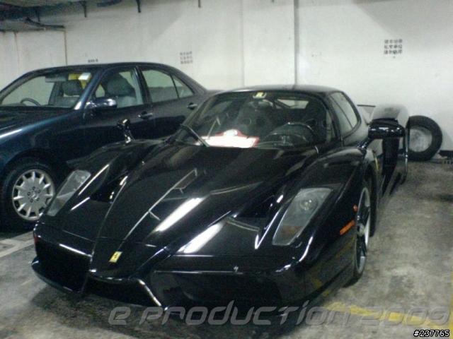 又是那車庫 -- 看見 黑色 ENZO