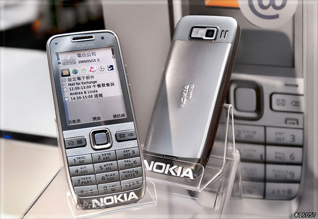 (確定會買來幫忙蓋大樓)超質感NOKIA E52→俐落銀(銀色)、洗鍊鈦(金色)終於發表上市啦~~