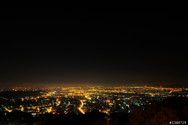 沒有主題的夜景,合不到焦...
