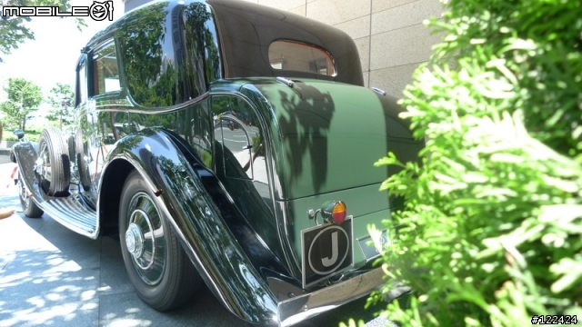 這台1937年的老車，不知該放那，借我放這邊吧...