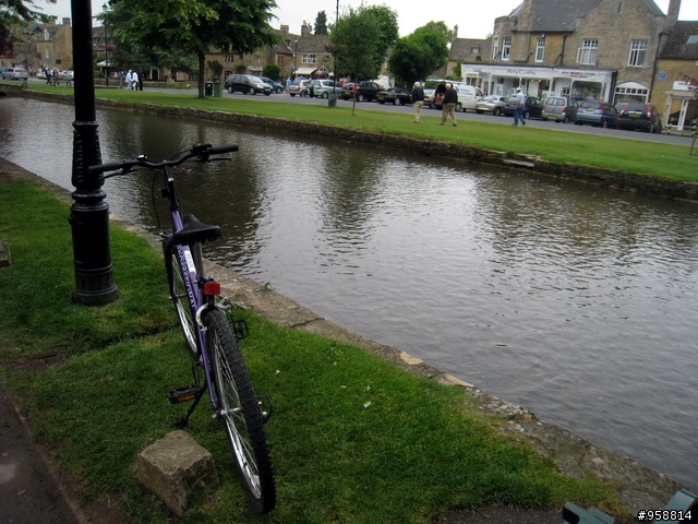 [分享]騎著單車陶醉在英國浪漫小鎮:Bourton-on-the-water