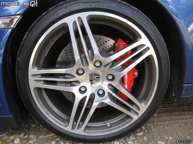分享上週六在南投鄉間用餐時看到的997 turbo