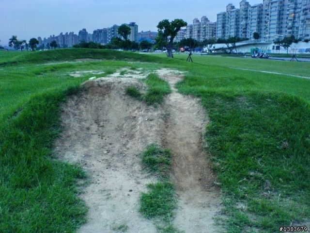 都沒人想幫忙挖土坡嗎?