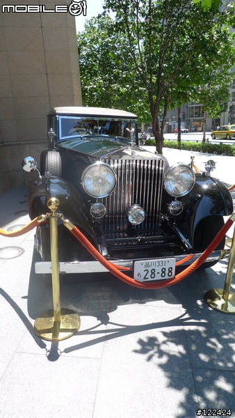 這台1937年的老車，不知該放那，借我放這邊吧...
