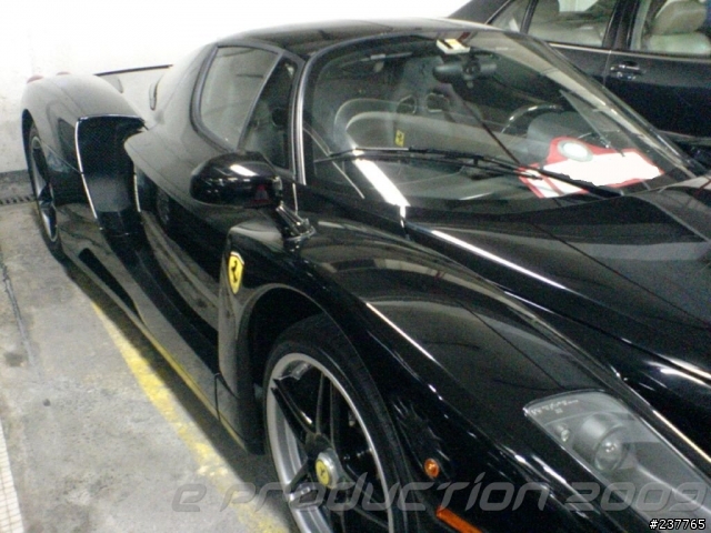 又是那車庫 -- 看見 黑色 ENZO