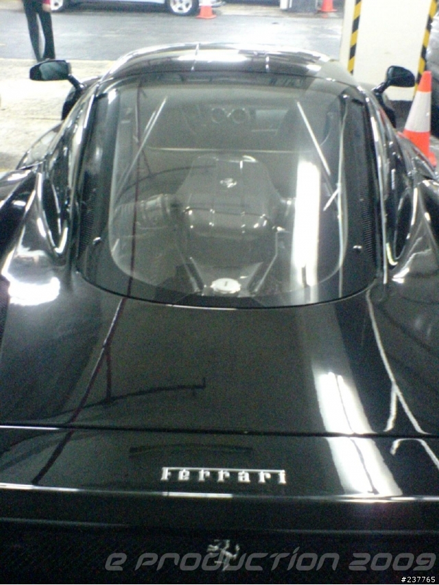 又是那車庫 -- 看見 黑色 ENZO