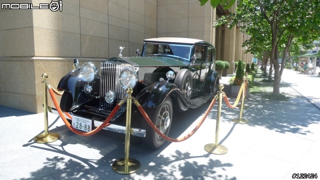 這台1937年的老車，不知該放那，借我放這邊吧...