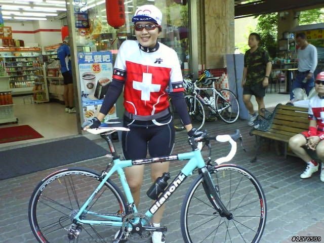 偷騎女兒的車~~bianchi 928紀念車