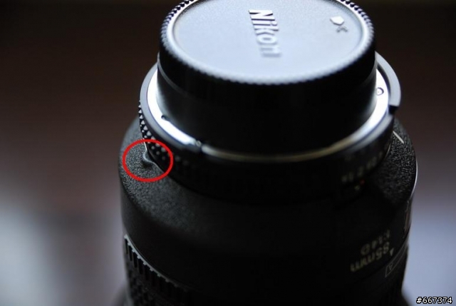 關於NIKON 85mm 1.4D接口下方有一突出點是否正常?