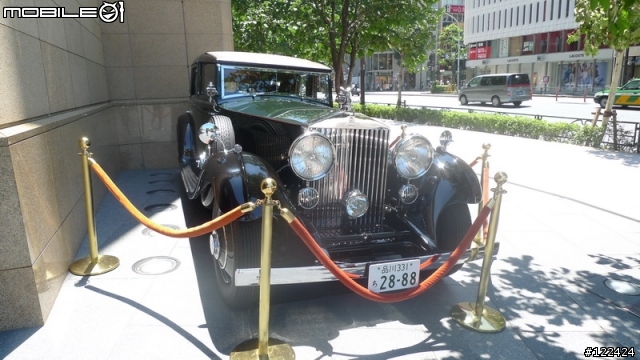 這台1937年的老車，不知該放那，借我放這邊吧...