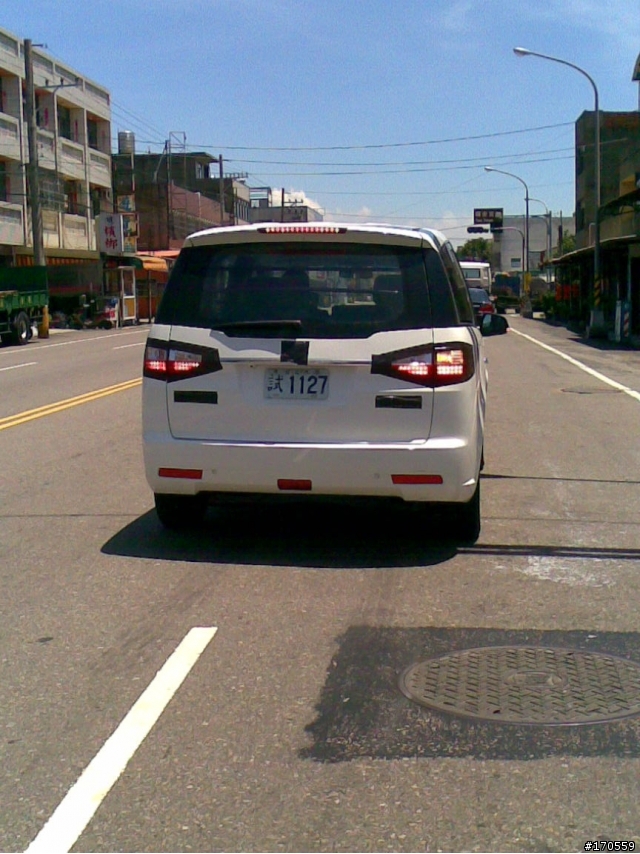 今天下午看到的試車~~這是什麼車阿