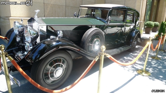 這台1937年的老車，不知該放那，借我放這邊吧...