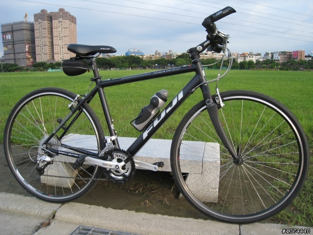[分享] FUJI ABSOLUTE 2.0 消光黑平把公路車