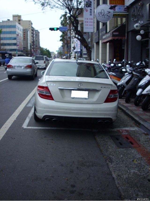 高雄街拍-再次遇見Mercedes-Benz C63 ///AMG 但這次是白色的喔