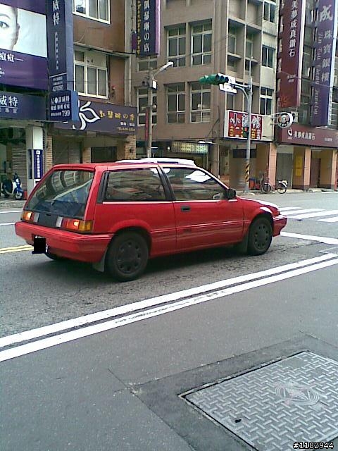 這年頭居然還能看到三代喜美三門車阿~