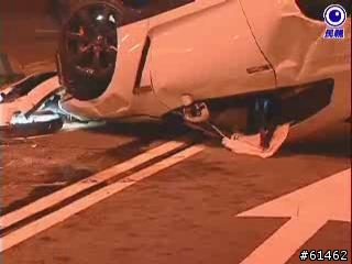 GTR 翻覆 兩男一女棄車逃逸