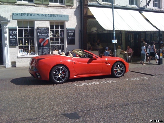 學校附近看到ferrari california
