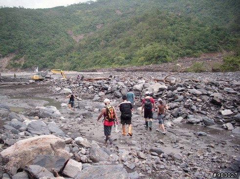 【分享】深入災區第一手資訊:八月十三日，徒步走古道送物資到義林村、來義村，災情慘重