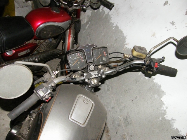 兩台不知名的老車? (有圖)