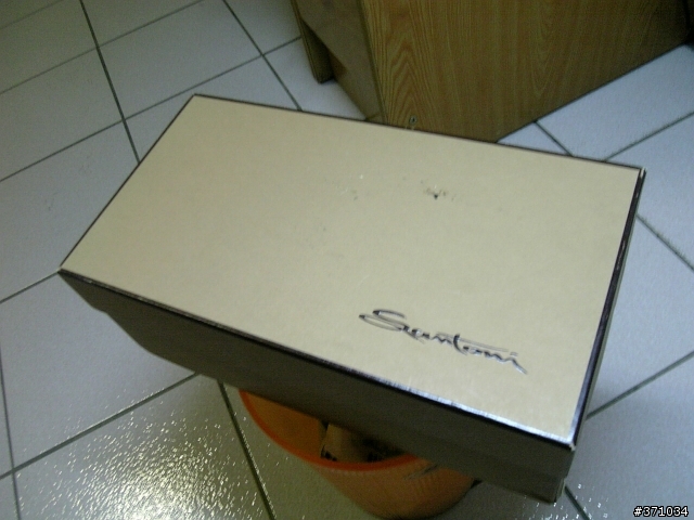 自己買的第一雙皮鞋...santoni，不知道有沒有人聽過...