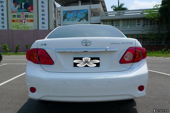 altis 尾燈不對稱 (有圖)(我不是車主啦)