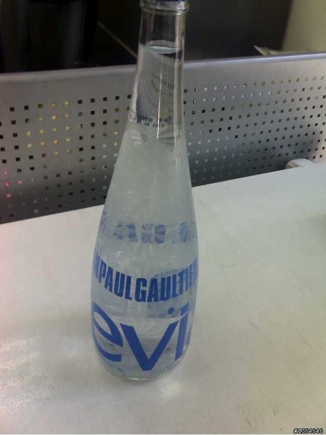 有可能是史上最貴的礦泉水之一 愛維養紀念瓶礦泉水(750ml)