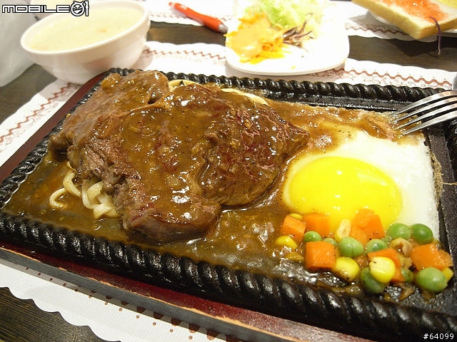 踢到鐵板 炭烤平價牛排飲食館