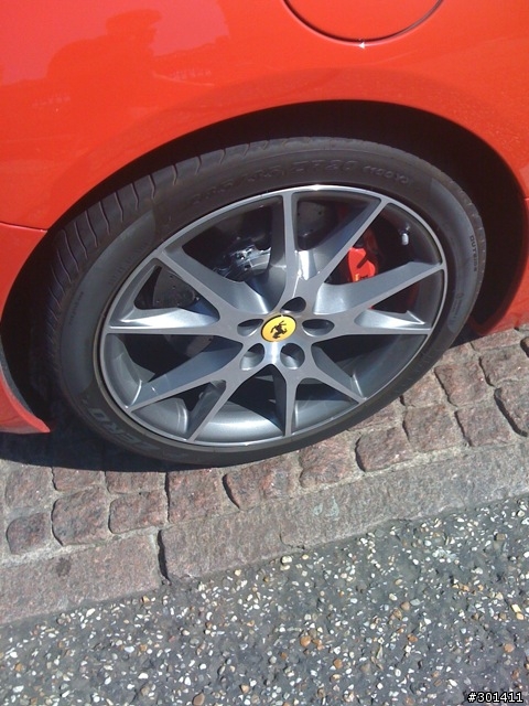 學校附近看到ferrari california