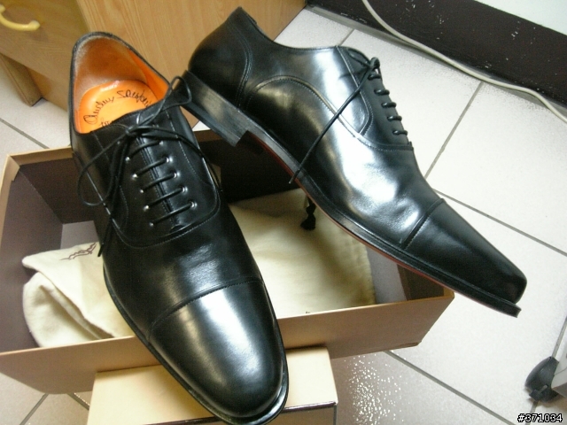 自己買的第一雙皮鞋...santoni，不知道有沒有人聽過...
