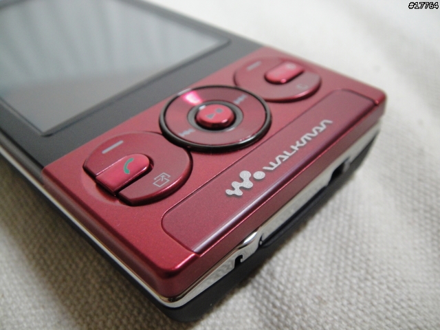 『金屬 誘紅 』Sony Ericsson W705/R 熱情登場