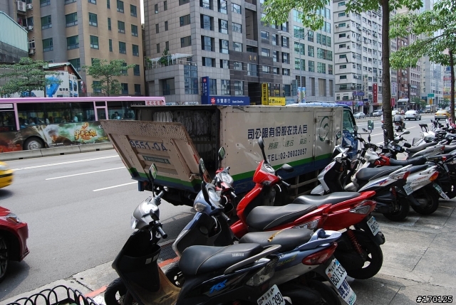 卡車直接搬!...原來大鎖真的是裝飾用(有真相)